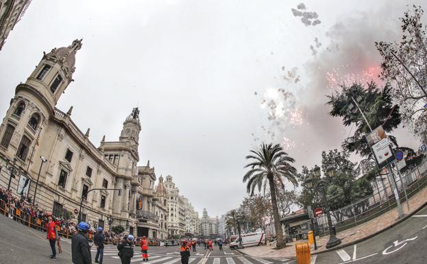 Disparo de color en un cielo gris