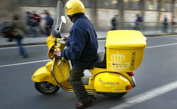 Multan a Correos por no proporcionar crema solar a los carteros