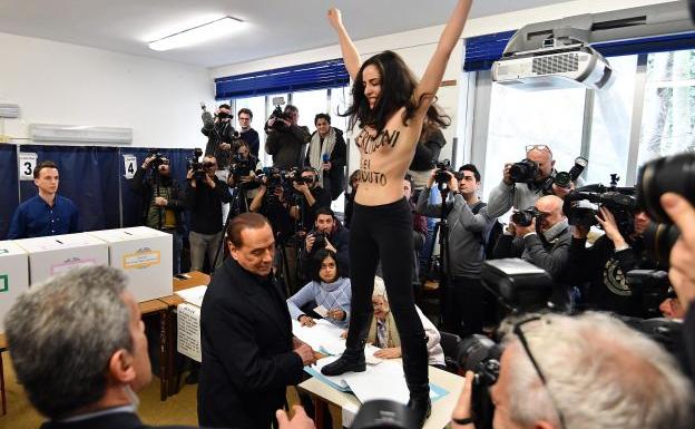 Una activista de Femen increpa semidesnuda a Berlusconi