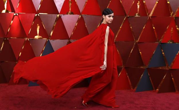 Las estrellas desfilan por la alfombra roja de los Oscar