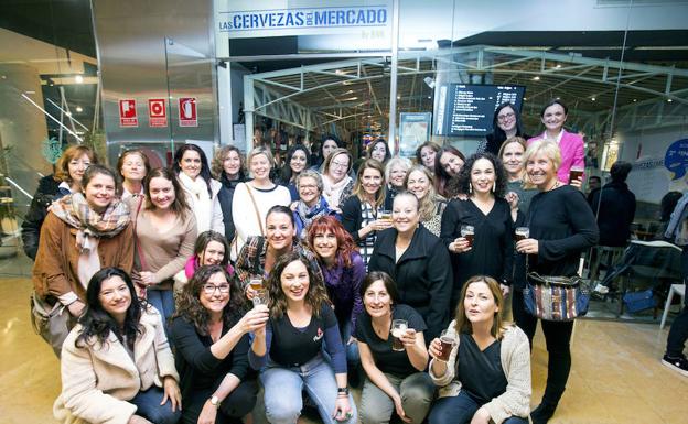 Las mujeres brindan en el Mercado de Colón