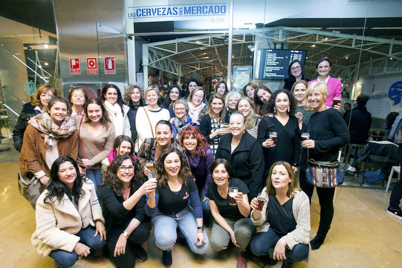 Las mujeres brindan en el Mercado de Colón