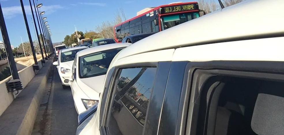 Un accidente en el camino de Picanya atasca media Valencia