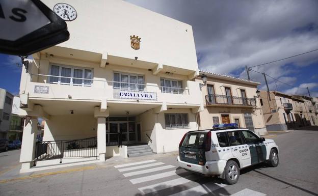 Registran la casa del alcalde de Casinos, una empresa y el Consistorio