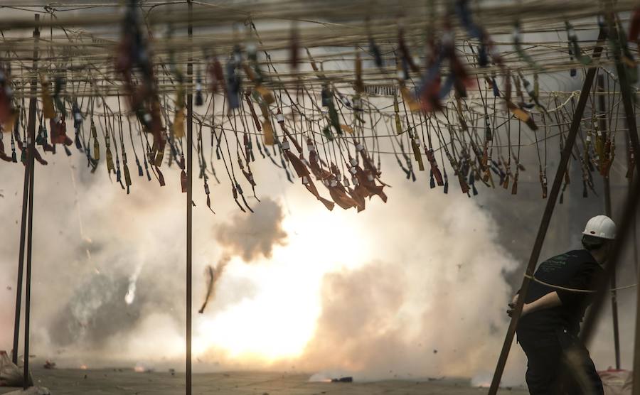 Así ha sido la mascletà de hoy: Pirotecnia Accitana-María Angustias de Guadix triunfa con una mascletà de otra época