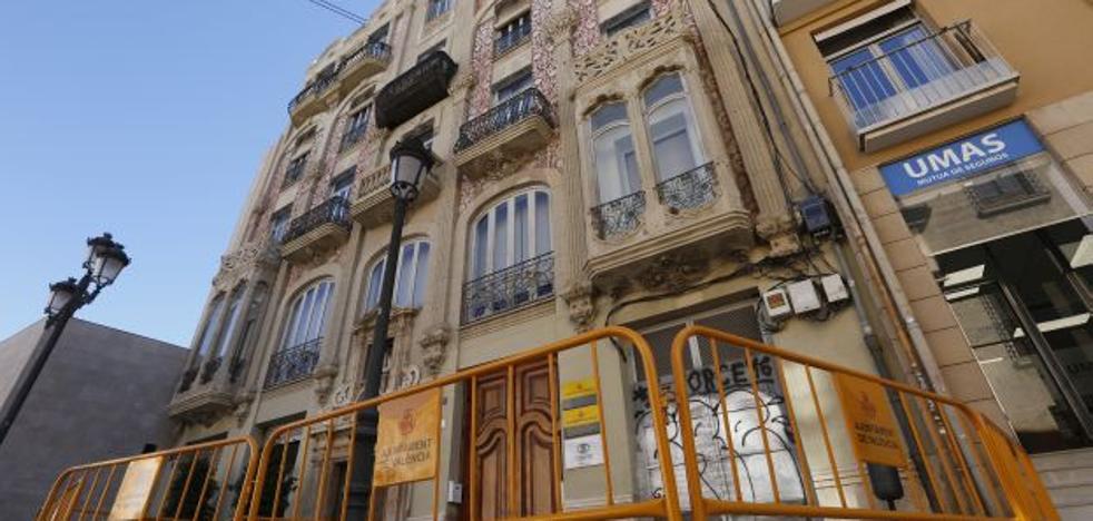 La caída de cascotes obliga a los bomberos a actuar en el Punt de Gantxo