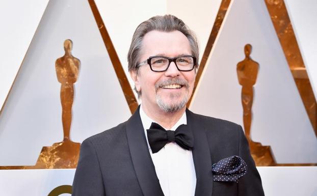 El hijo de Gary Oldman defiende a su padre de las acusaciones de maltrato de su madre