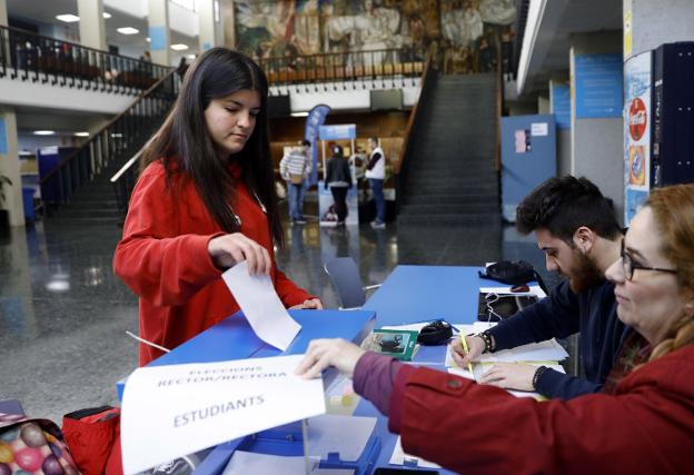 Las facultades de Medicina, Derecho y Psicología apuntalan la victoria de la rectora