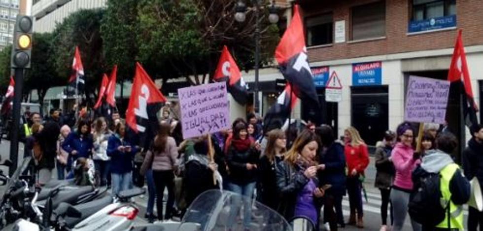 Un pasacalles de CNT por el Día de la Mujer corta totalmente el tráfico en el centro de Valencia