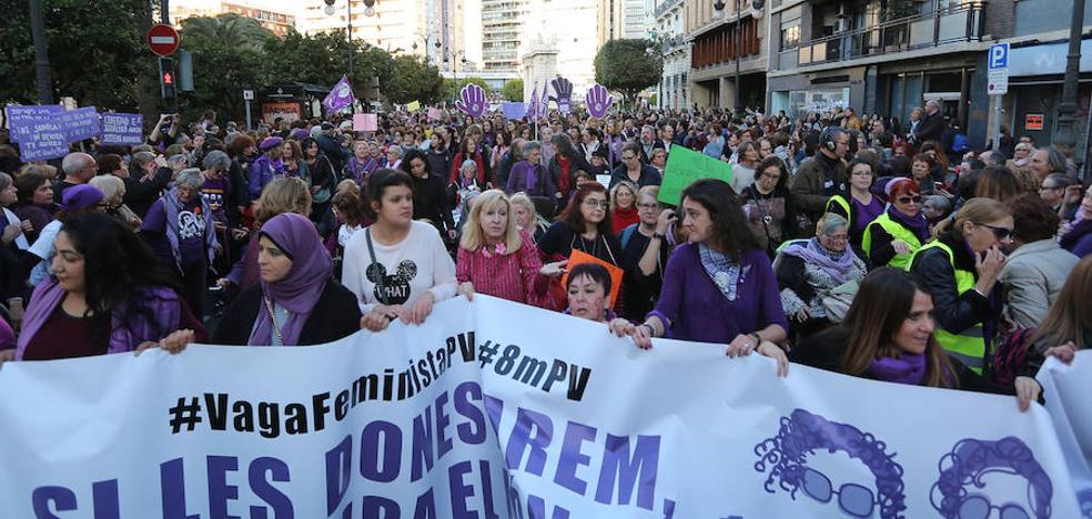 Miles de mujeres acuden a la manifestación del 8-M en Valencia