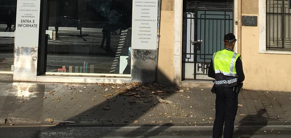 Se desprende la placa de la fachada de una finca entre Giorgeta y San Vicente