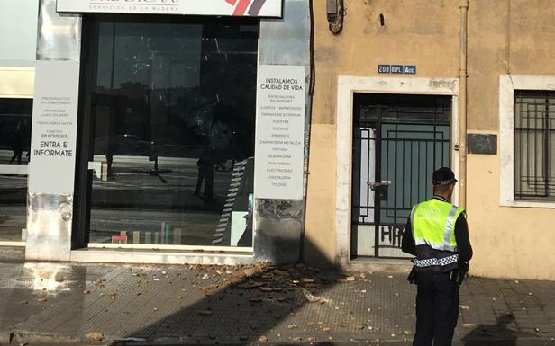 Se desprende la placa de la fachada de una finca entre Giorgeta y San Vicente