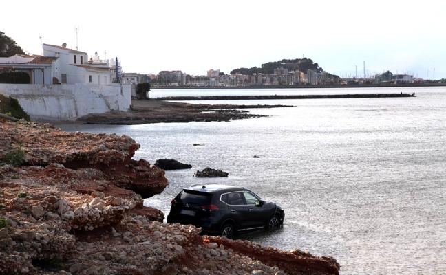 Un coche cae al mar en la zona de Las Rotas en Dénia