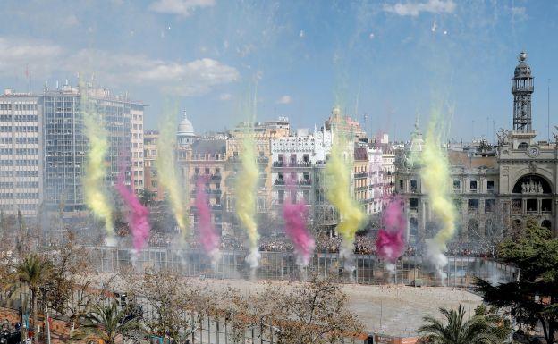 Hermanos Caballer llenan la plaza de humo, colores y pólvora
