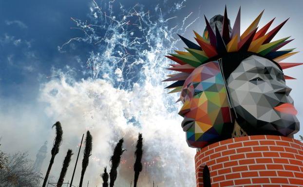 Una colorida mascletà «clásica-moderna» vence al viento en la plaza del Ayuntamiento