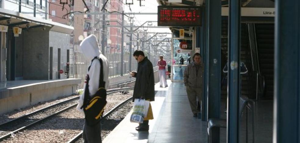 La Policía salva la vida de un hombre que sufre un infarto en el tranvía en Valencia