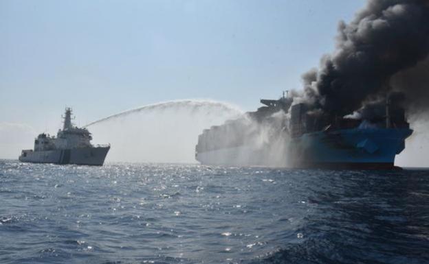 Empresas valencianas pierden 700 contenedores en el incendio del Maersk Honam en Omán