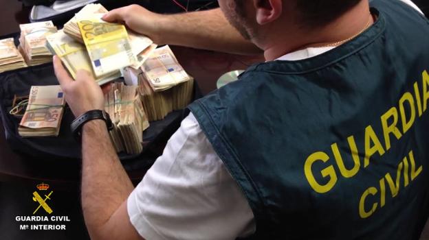 La Guardia Civil confisca 380.000 euros a una red que introducía cocaína en Valencia