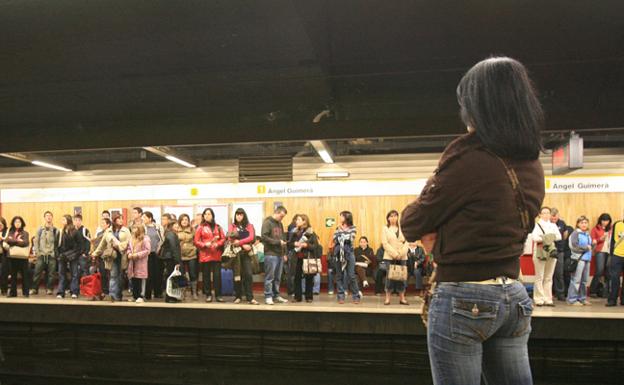 Dos jóvenes golpean a un menor en una estación de Metrovalencia hasta que les entrega el móvil