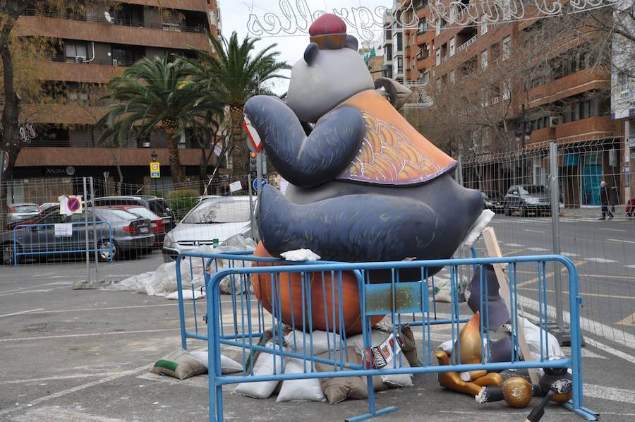 Cae el remate de la falla de Plaza del Pintor Segrelles