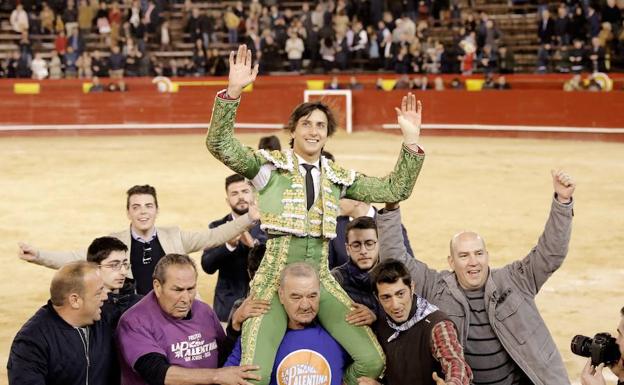 Roca Rey sale a hombros de la plaza de toros de Valencia