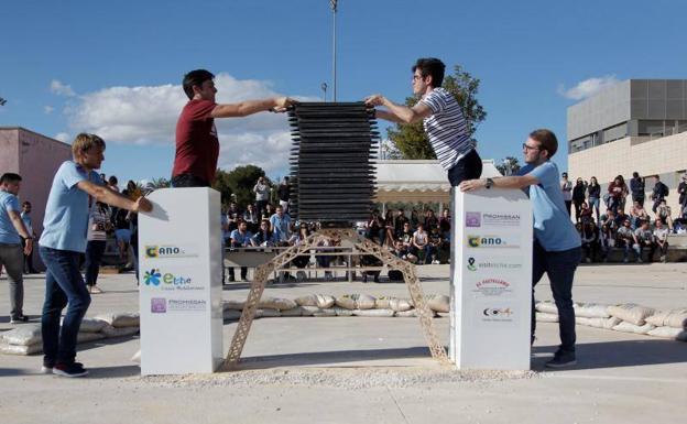 Un puente construido con 1.500 palillos de helado aguanta 928 kilos