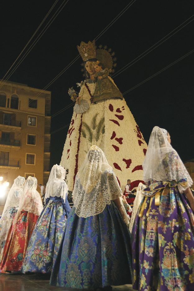 Claveles de color rojo, blanco, rosa y amarillo para el manto de la Virgen