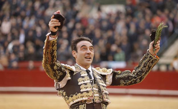 Enrique Ponce abre la puerta grande de la plaza de toros de Valencia