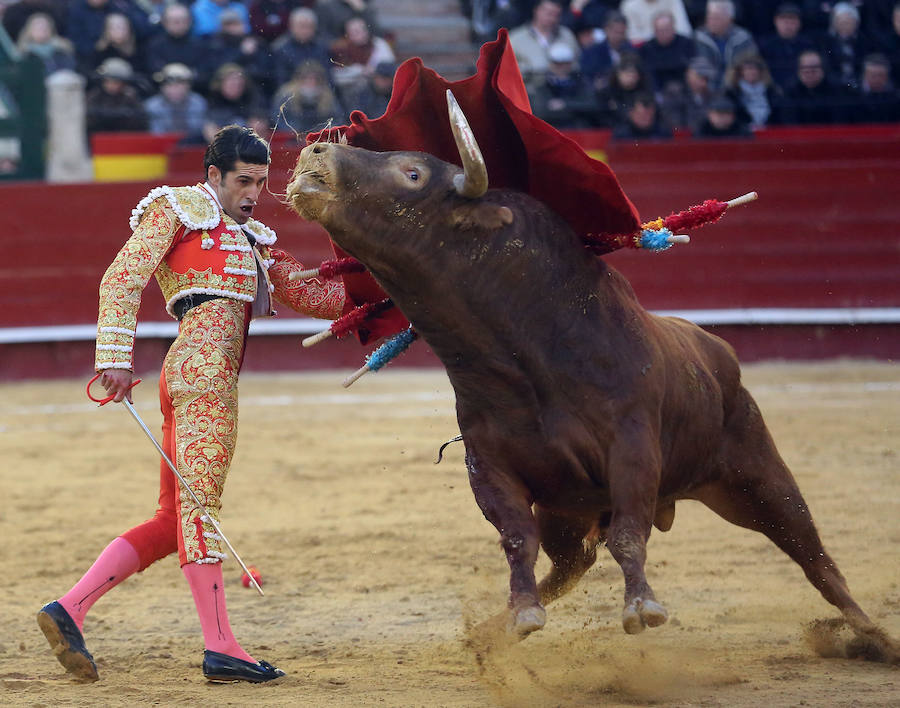 Enrique Ponce abre la puerta grande de la plaza de toros de Valencia