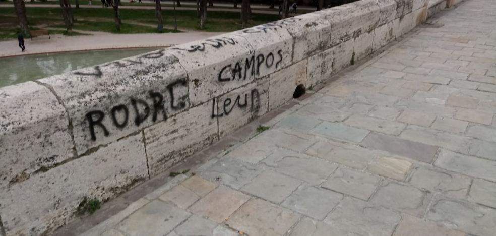 El puente del Mar sufre un nuevo atentado con varias pintadas
