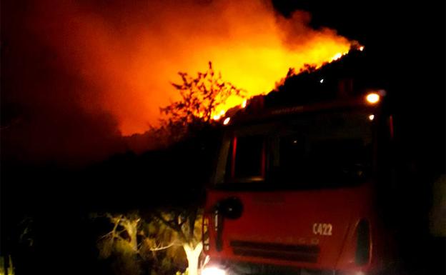 Bomberos da por estabilizado el incendio forestal en Montán