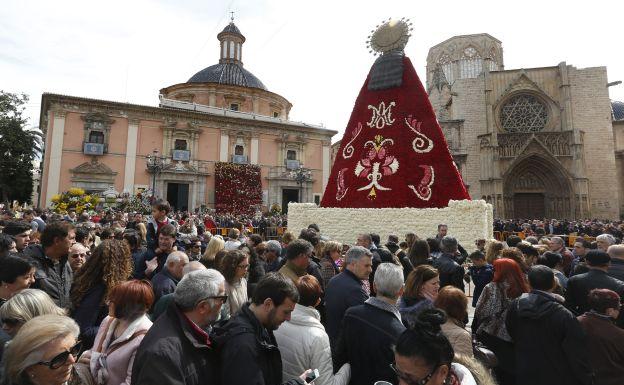 El primer llenazo para contemplar el espolín de la Virgen