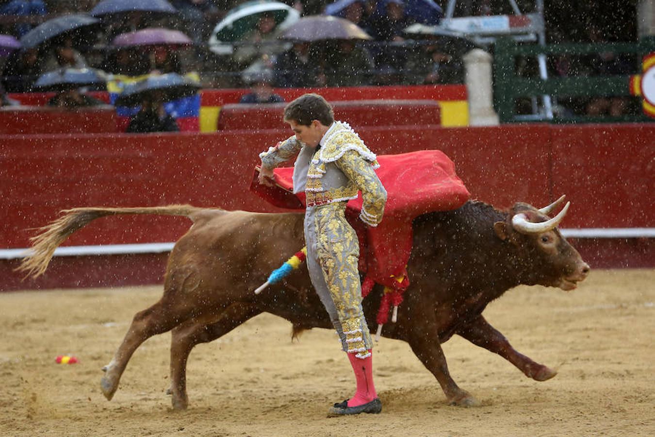 Oreja para Colombo y temple sin premio de Ferrera y Marín bajo un aguacero en la feria de Fallas en Valencia