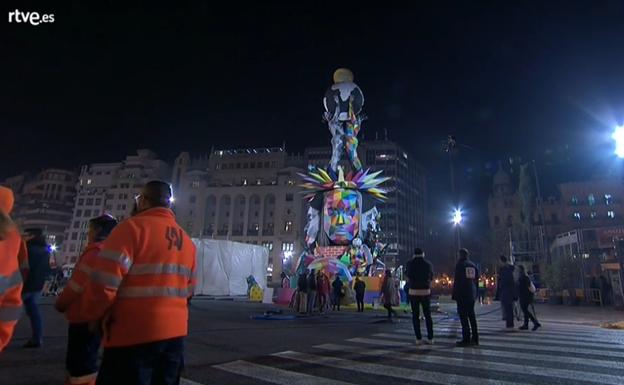 Valencia celebra a 8 grados su cremà más fría en décadas