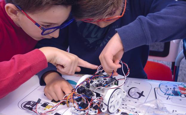 Lanzan la primera plataforma interactiva para aprender robótica y programación en el colegio