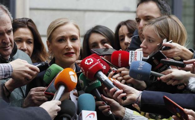 Cifuentes aporta documentación sobre su máster donde se recoge que hubo un error administrativo