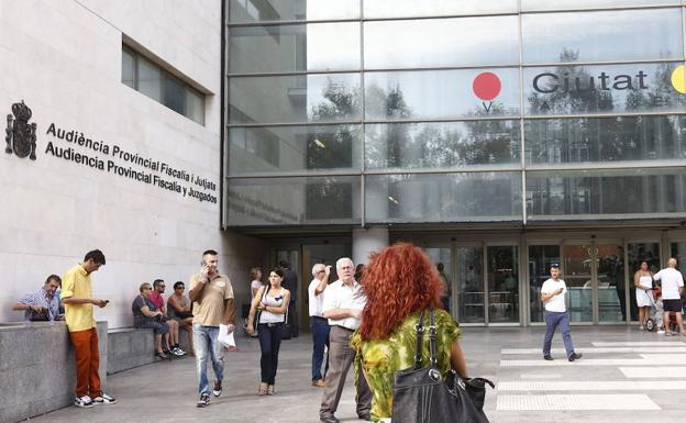 La Generalitat prepara nuevos sistemas para controlar la jornada laboral completa de sus funcionarios