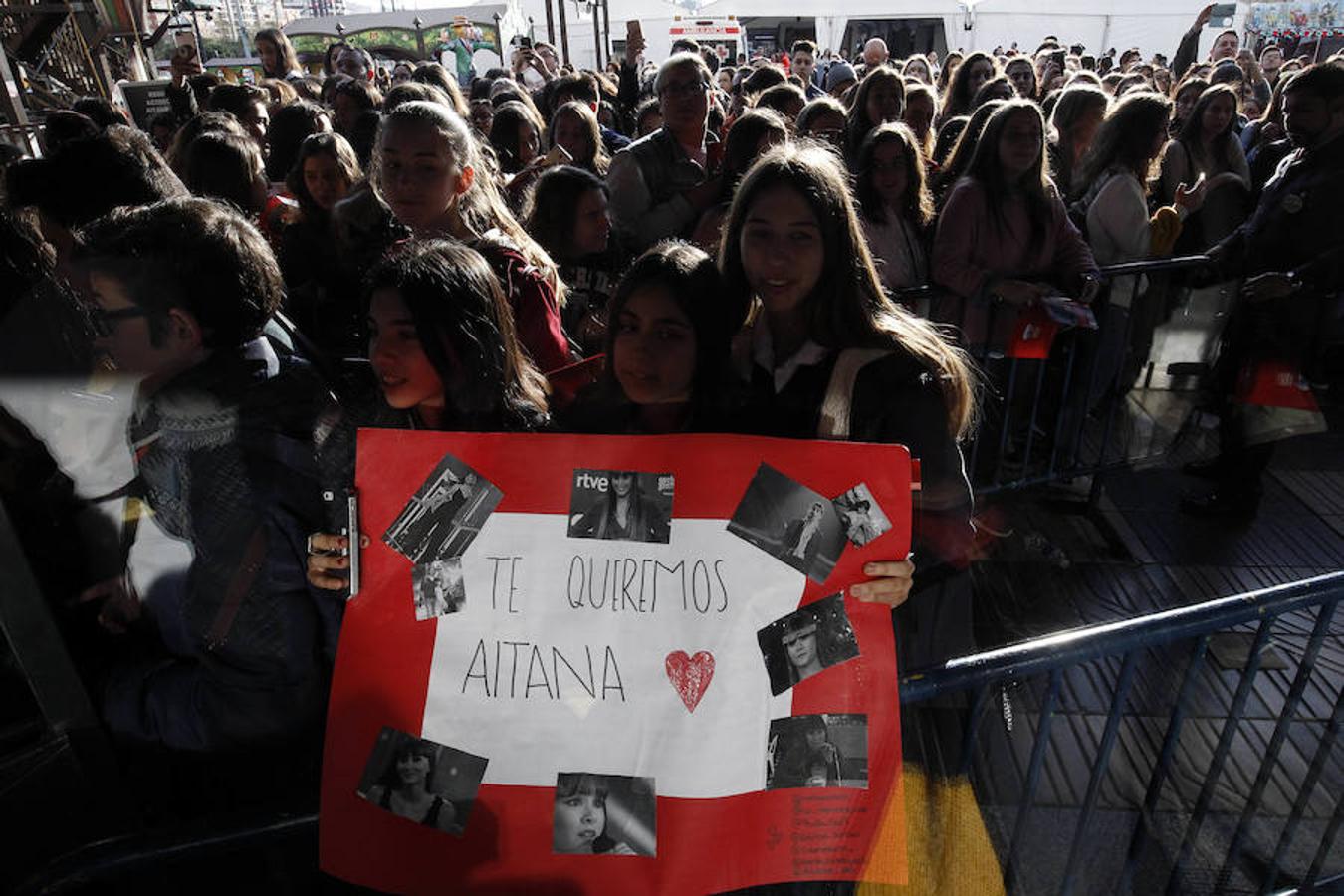 Miles de personas acuden a la firma de discos de Aitana en Valencia