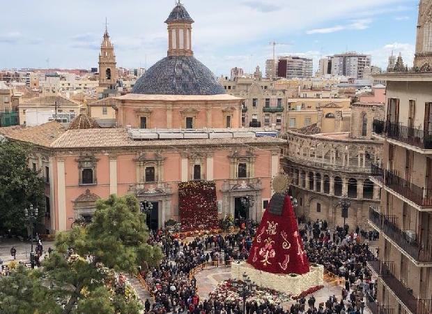 ¿Hasta cuándo estarán las flores de la Ofrenda en la plaza de la Virgen?