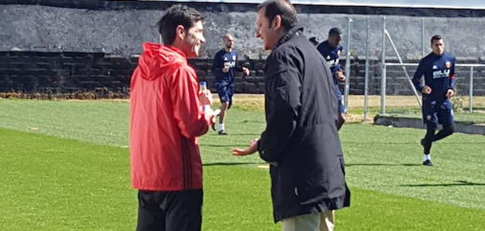 Murthy y Marcelino, conversación a pie de campo