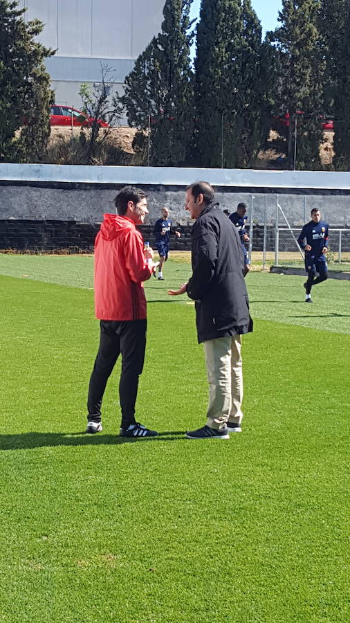 Murthy y Marcelino, conversación a pie de campo