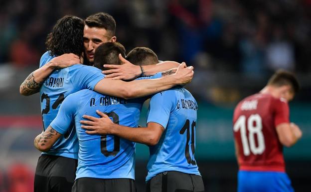 Suárez y Cavani meten a Uruguay en la final de la China Cup contra Gales