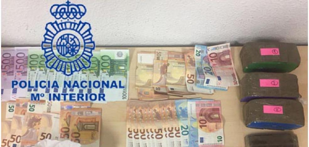 La policía media en una discusión de pareja y halla cocaína, marihuana y dos kilos de hachís en Quart de Poblet