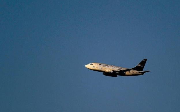 ¿Qué sucede si se retrasa o cancela mi vuelo?