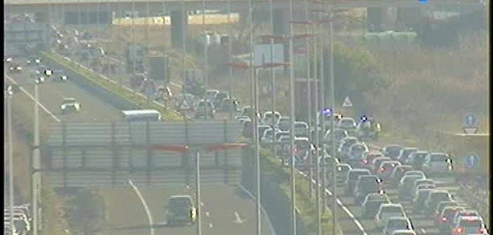 Un accidente provoca atascos de 2,5 km en la entrada a Valencia desde Torrent