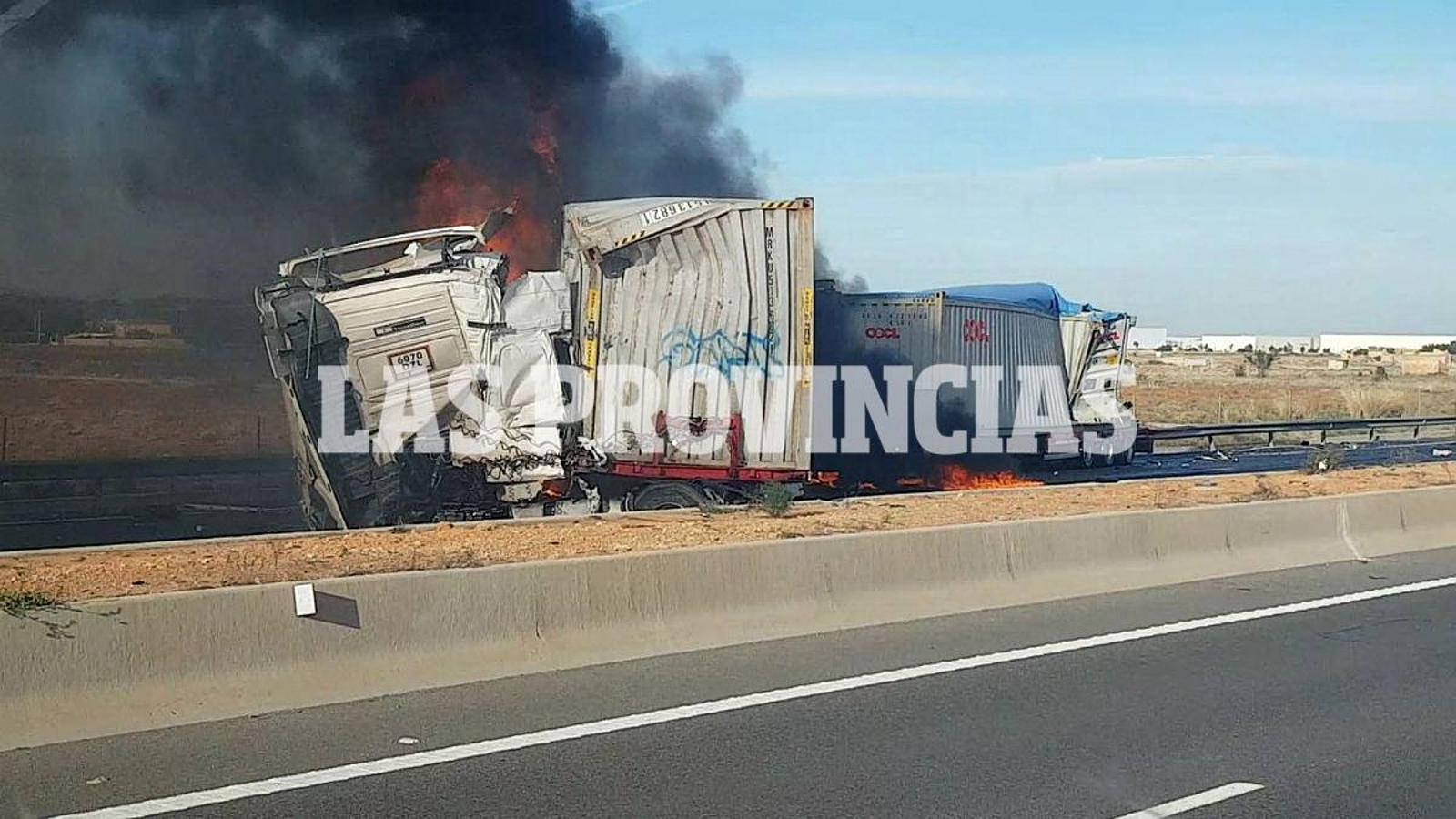 Dos camiones en llamas tras un grave accidente con un herido en la autovía A-3 en Riba-roja