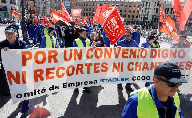 Cuatrocientos trabajadores de Stadler se manifiestan por mejoras en convenio