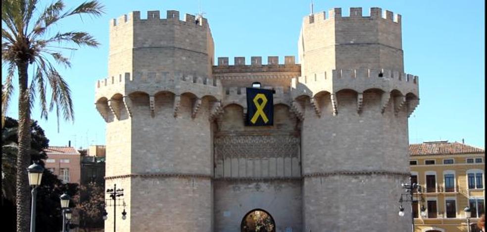 Una bandera por los políticos catalanes presos ondea en las torres de Serranos