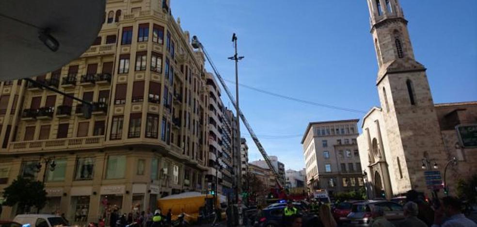 La Policía Nacional salva la vida de un hombre que amenazaba con lanzarse desde un edificio en el centro de Valencia