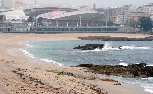 Buscan a una joven arrastrada por un golpe de mar en La Coruña